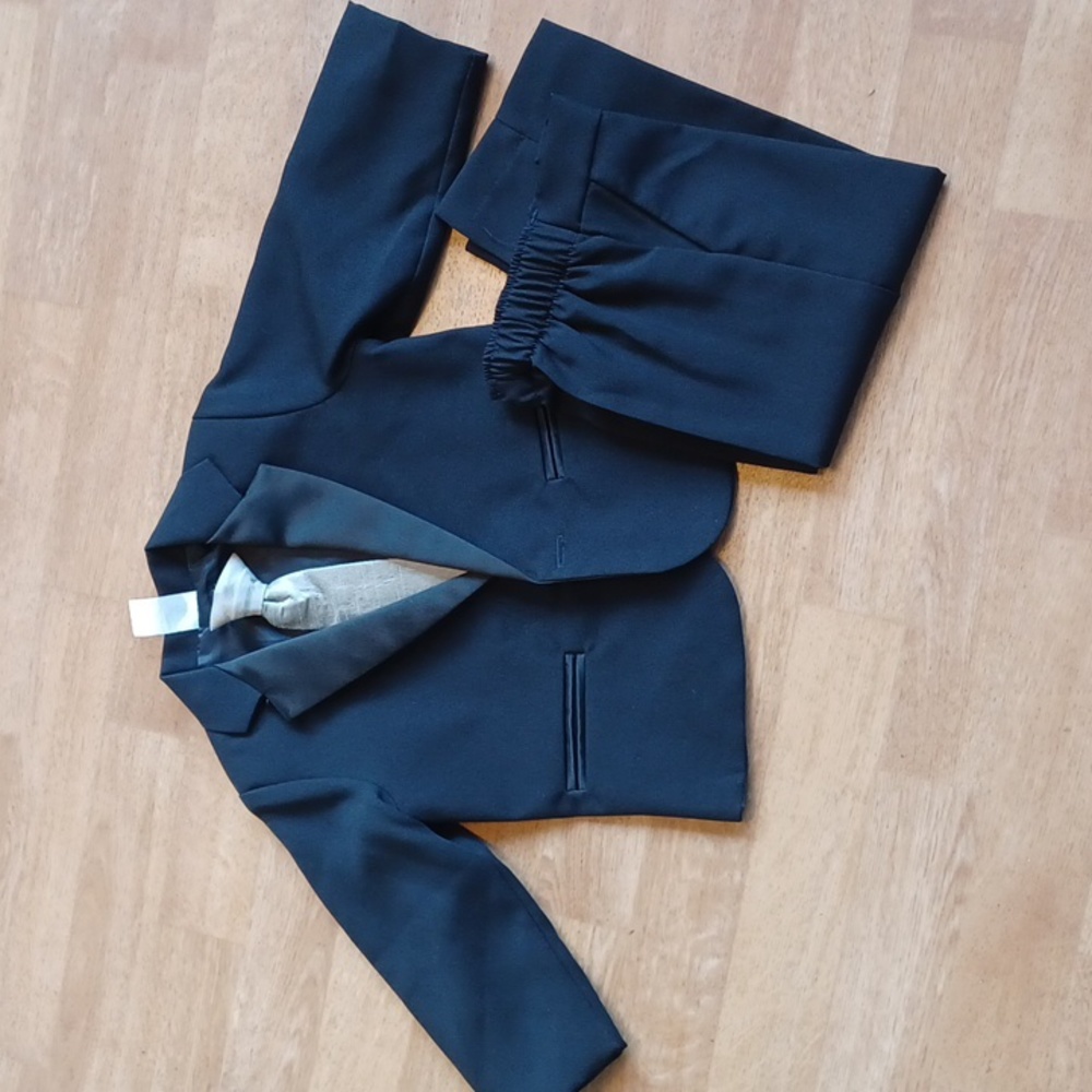 Little Boys Tuxedo size 2, dinner jacket, pants, tie